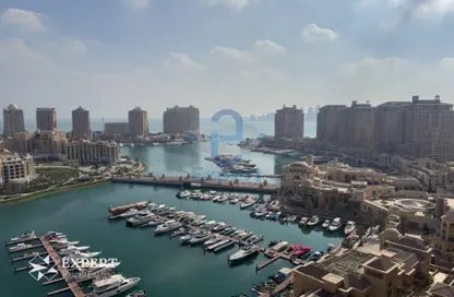 شقة - 2 غرف نوم - 3 حمامات للايجار في طريق بورتو الشرقي - بورتو أرابيا - جزيرة اللؤلؤة - الدوحة