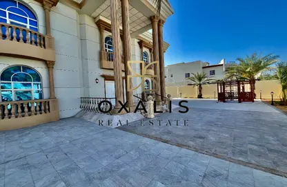 Villa - 5 Bedrooms - 6 Bathrooms for rent in Al Dafna - Al Dafna - Doha
