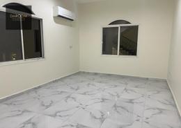 فيلا - 5 غرف نوم - 6 حمامات للكراء في شارع ام السنيم - عين خالد - الدوحة
