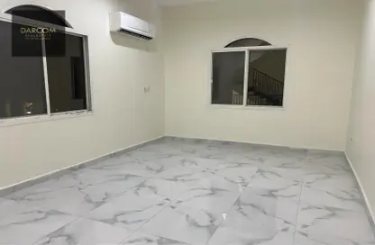 فيلا - 5 غرف نوم - 6 حمامات للايجار في شارع ام السنيم - عين خالد - الدوحة