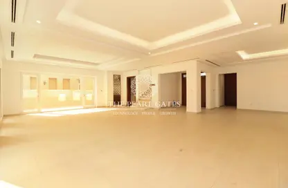 Empty Room image for: Villa - 4 Bedrooms - 4 Bathrooms for rent in East Gate - West Bay Lagoon - Doha, Image 1