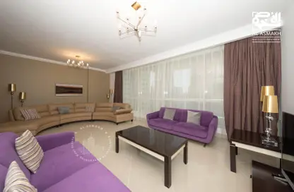 صورة لـ غرفة المعيشة شقة - 2 غرف نوم - 2 حمامات للايجار في برج بفرلي هيلز - الخليج الجنوبي - الخليج الغربي - الدوحة ، صورة رقم 1