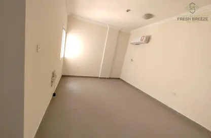 Apartment - 2 Bedrooms - 1 Bathroom for rent in Umm Ghuwailina 4 - Umm Ghuwailina - Doha