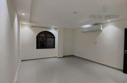 Empty Room image for: Apartment - 2 Bedrooms - 1 Bathroom for rent in Umm Ghuwailina - Doha, Image 1