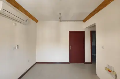 Apartment - 2 Bedrooms - 1 Bathroom for rent in Umm Ghuwalina - Umm Ghuwailina - Doha