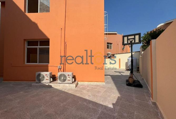 989640 - Property Image 2