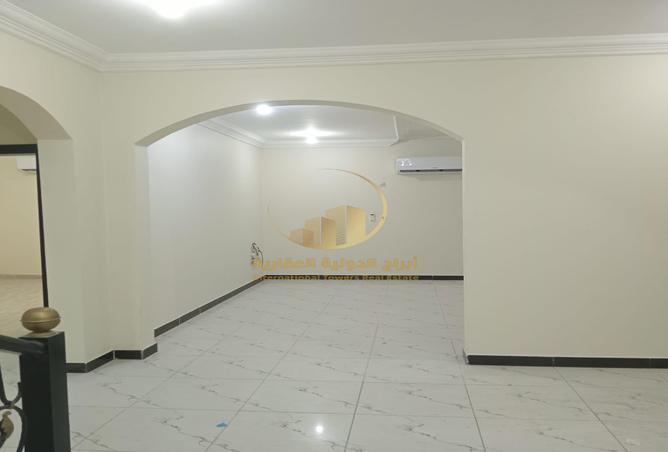 Villa - 5 Bedrooms - 4 Bathrooms for rent in Ain Khaled - Ain Khaled - Doha