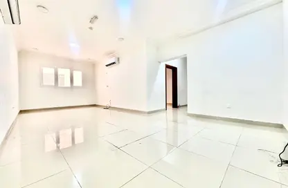 شقة - 2 غرف نوم - 2 حمامات للايجار في طريق سلوى - العزيزية - الدوحة