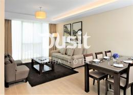 صورةغرفة المعيشة / غرفة الطعام لـ: شقة - 1 غرفة نوم - 2 حمامات للكراء في فندق دوسيت الدوحة - شارع الدبلوماسي - الخليج الغربي - الدوحة, صورة 1