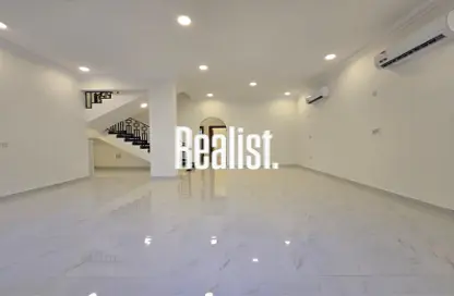 مجمع سكني - 7 غرف نوم - 8 حمامات للايجار في شارع المرخية - المرخية - الدوحة