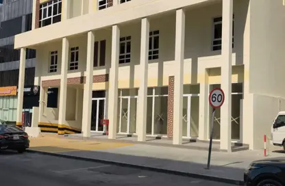 محل تجاري - استوديو - 2 حمامات للايجار في دوحة الجديد - الدوحة