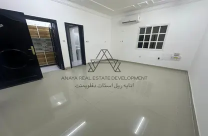 Apartment - Studio - 1 Bathroom for rent in Umm Al Seneem Street - Ain Khaled - Doha