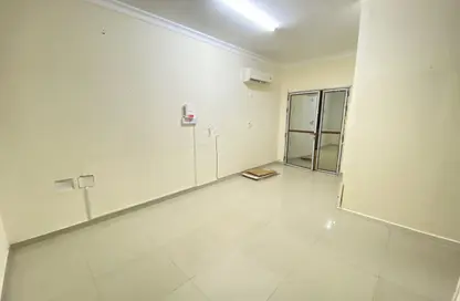 شقة - غرفة نوم - 1 حمام للايجار في فلل عين خالد - عين خالد - الدوحة
