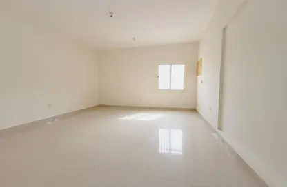 شقة - 4 غرف نوم - 3 حمامات للايجار في ام غوالينا تجارية - ام غويلينا - أم غويلينا - الدوحة