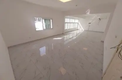 شقة - 3 غرف نوم - 3 حمامات للايجار في شارع النعيجة - غرب الهلال - الهلال - الدوحة