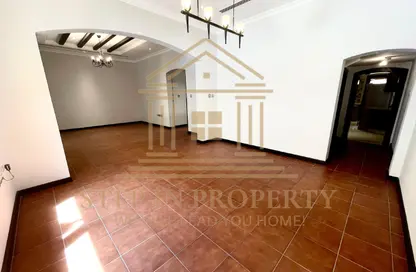 مجمع سكني - 4 غرف نوم - 5 حمامات للايجار في الهلال - الهلال - الدوحة