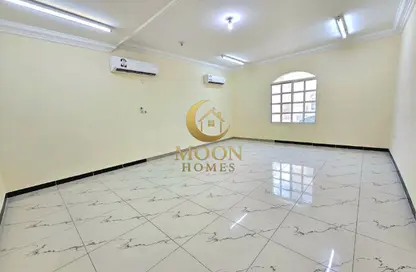 فيلا - 5 غرف نوم - 4 حمامات للايجار في فلل عين خالد - عين خالد - الدوحة