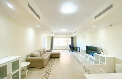 Apartment - 2 Bedrooms - 3 Bathrooms for rent in Marina Gate - Porto Arabia - The Pearl Island - Doha