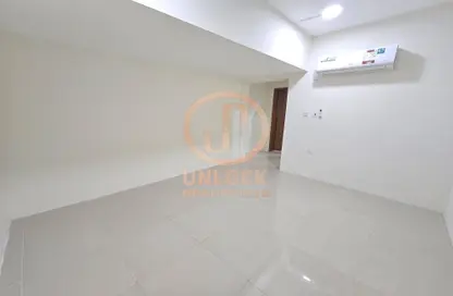 Bulk Rent Units - 1 Bedroom - 2 Bathrooms for rent in Al Refaa Tower - Old Salata - Salata - Doha