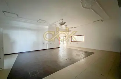 Whole Building - Studio - 4 Bathrooms for rent in New Salata - Salata - Doha