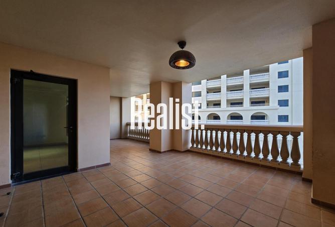 Apartment - 1 Bedroom - 2 Bathrooms for sale in West Porto Drive - Porto Arabia - The Pearl Island - Doha