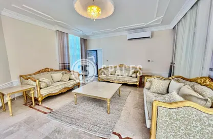 فيلا - 5 غرف نوم - 7 حمامات للايجار في شارع عنيزة - الحي الدبلوماسي - الدوحة