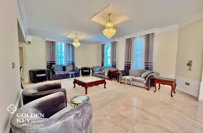 فيلا - 5 غرف نوم - 7 حمامات للايجار في الدفنة - الدفينة - الدوحة