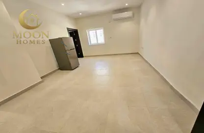 Apartment - 1 Bedroom - 1 Bathroom for rent in Umm Ghwailina Comm - Umm Ghuwalina - Umm Ghuwailina - Doha