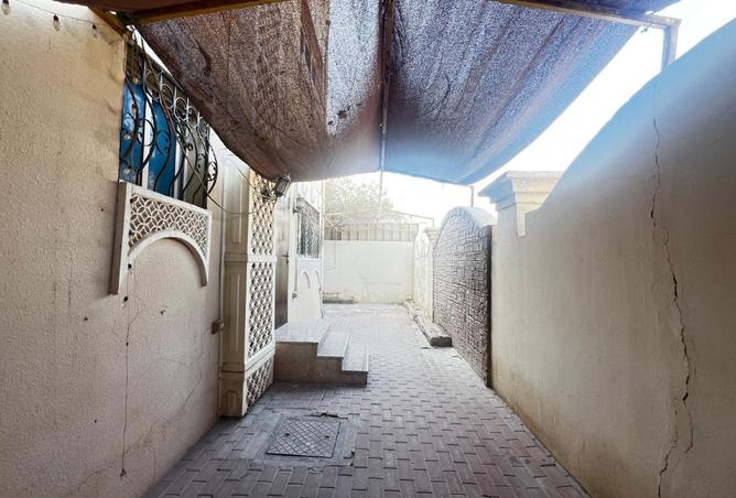 988209 - Property Image 2