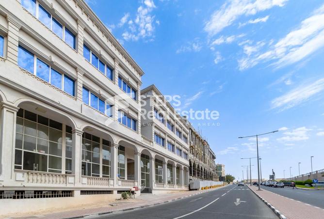محل تجاري - استوديو - 1 حمام للايجار في فلل الدحيل - الدحيل - الدوحة