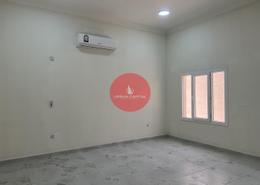 صورةغرفة فارغة لـ: شقة - 1 غرفة نوم - 1 حمام للكراء في شارع ام السنيم - عين خالد - الدوحة, صورة 1