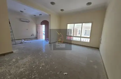 مجمع سكني - 6 غرف نوم - 6 حمامات للايجار في الغرافة - الغرافة - الدوحة