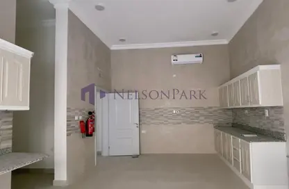 مجمع سكني - 5 غرف نوم - 6 حمامات للايجار في شارع سميسمه - أم غويلينا - الدوحة