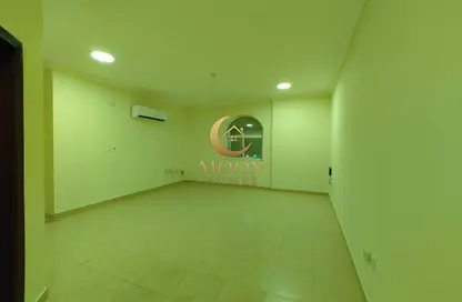 شقة - 3 غرف نوم - 2 حمامات للايجار في دوحة الجديد - الدوحة