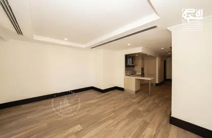 Empty Room image for: Apartment - 1 Bathroom for rent in Tower 6 - Viva Bahriyah - The Pearl Island - Doha, Image 1