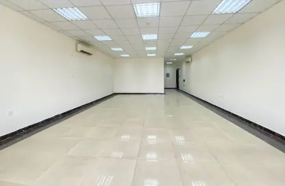 مساحات مكتبية - استوديو - 2 حمامات للايجار في طريق سلوى - العزيزية - الدوحة