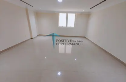 شقة - 4 غرف نوم - 4 حمامات للايجار في شارع المطار القديم - طريق المطار القديم - الدوحة