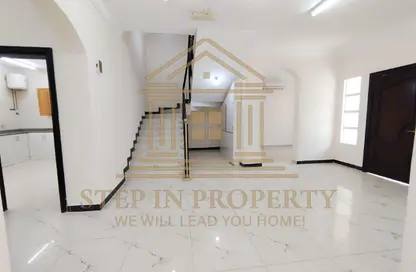 Villa - 5 Bedrooms - 4 Bathrooms for rent in Umm Al Seneem Street - Ain Khaled - Doha