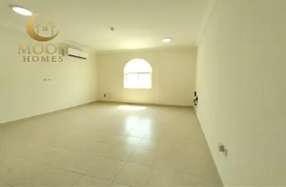 شقة - 3 غرف نوم - 2 حمامات للايجار في شارع حضرموت - دوحة الجديد - الدوحة