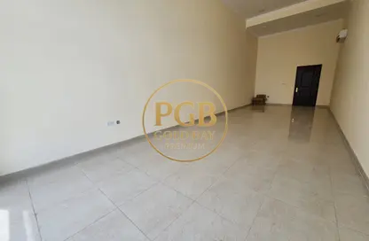 محل - استوديو - 1 حمام للايجار في فريج كليب - الدوحة