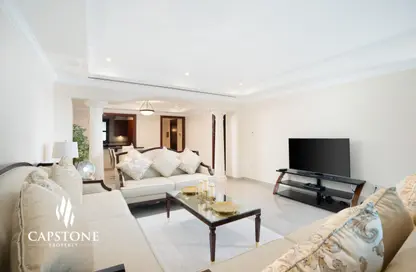 Living Room image for: Townhouse - 2 Bedrooms - 3 Bathrooms for rent in Porto Arabia Townhouses - Porto Arabia - The Pearl Island - Doha, Image 1