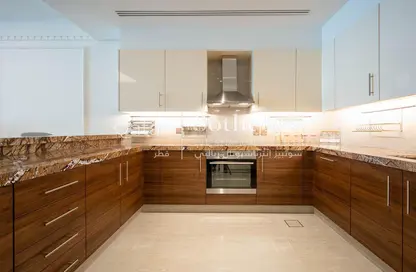 Kitchen image for: Apartment - 1 Bedroom - 2 Bathrooms for rent in The St. Regis Marsa Arabia Island - Marsa Arabia - The Pearl Island - Doha, Image 1