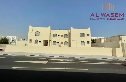 فيلا - 8 غرف نوم - 6 حمامات للايجار في شمال الدحيل - الدحيل - الدوحة