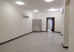 صورةغرفة فارغة لـ: سكن الموظفين - 6 حمامات للكراء في شارع  بو هامو - أبو هامور - الدوحة, صورة 1