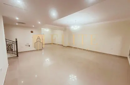 فيلا - 4 غرف نوم - 5 حمامات للايجار في فلل عين خالد - عين خالد - الدوحة