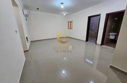 شقة - غرفة نوم - 2 حمامات للايجار في ام غوالينا تجارية - ام غويلينا - أم غويلينا - الدوحة