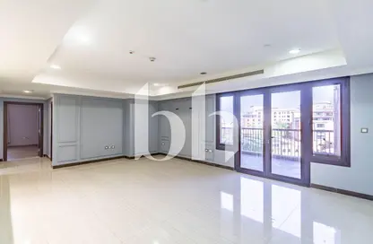 شقة - 2 غرف نوم - 2 حمامات للايجار في طريق بورتو الغربي - بورتو أرابيا - جزيرة اللؤلؤة - الدوحة