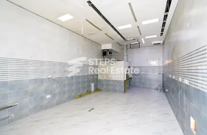 Shop - Studio - 1 Bathroom for rent in Wholesale Market Street - Abu Hamour - Doha