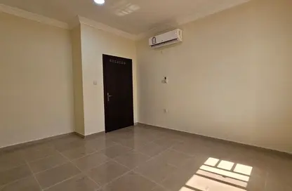 شقة - 2 غرف نوم - 2 حمامات للايجار في النصر - الدوحة