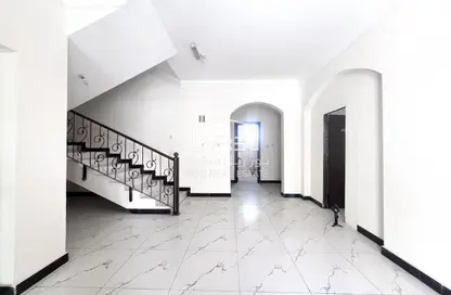 فيلا - 5 غرف نوم - 6 حمامات للايجار في فلل عين خالد - عين خالد - الدوحة